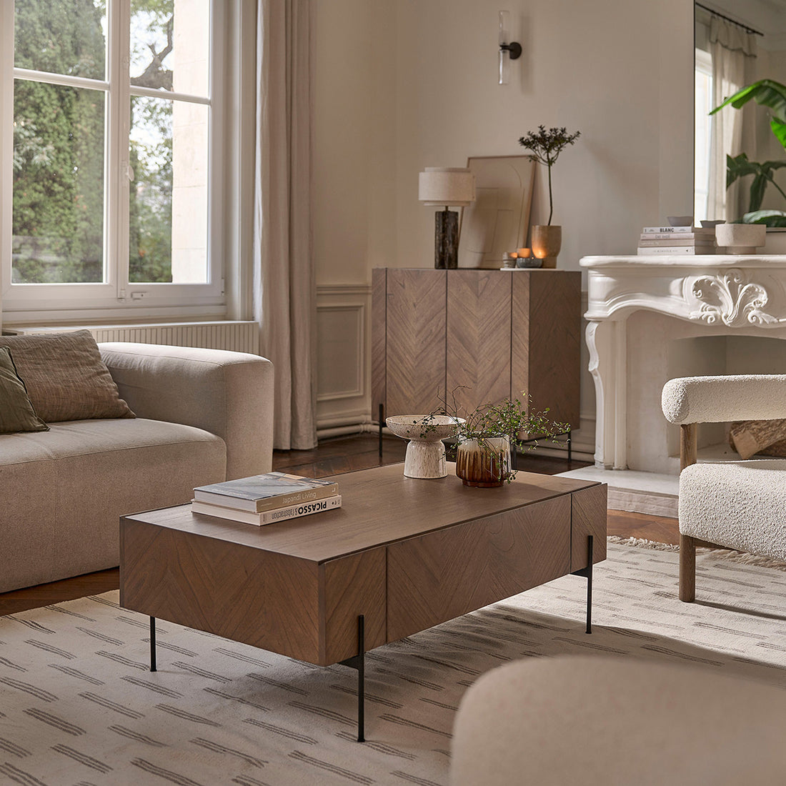 CALIX - Couchtisch aus massivem Mindi und Metall in Walnuss-Finish 120 cm