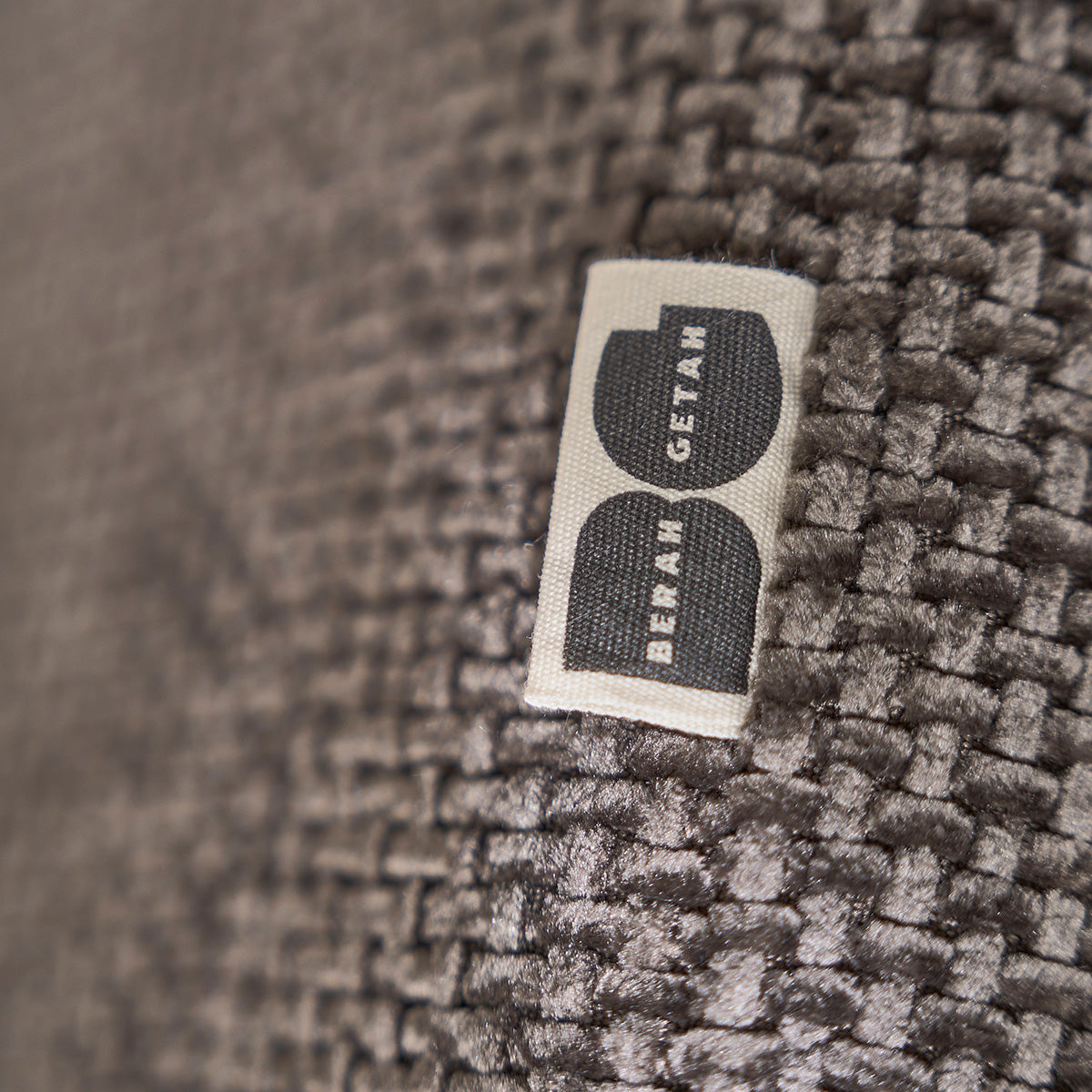 ALPHONSE - Gerades 4-Sitzer-Sofa aus gewebtem Samt in mokka