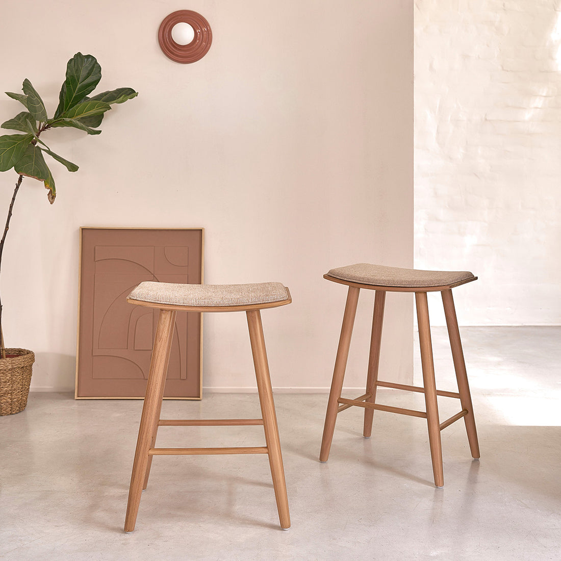 AMBRE - Set aus 2 Barhockern aus massivem Teakholz und greigefarbenem Samt, 65 cm (Kombination aus Grau und Beige)