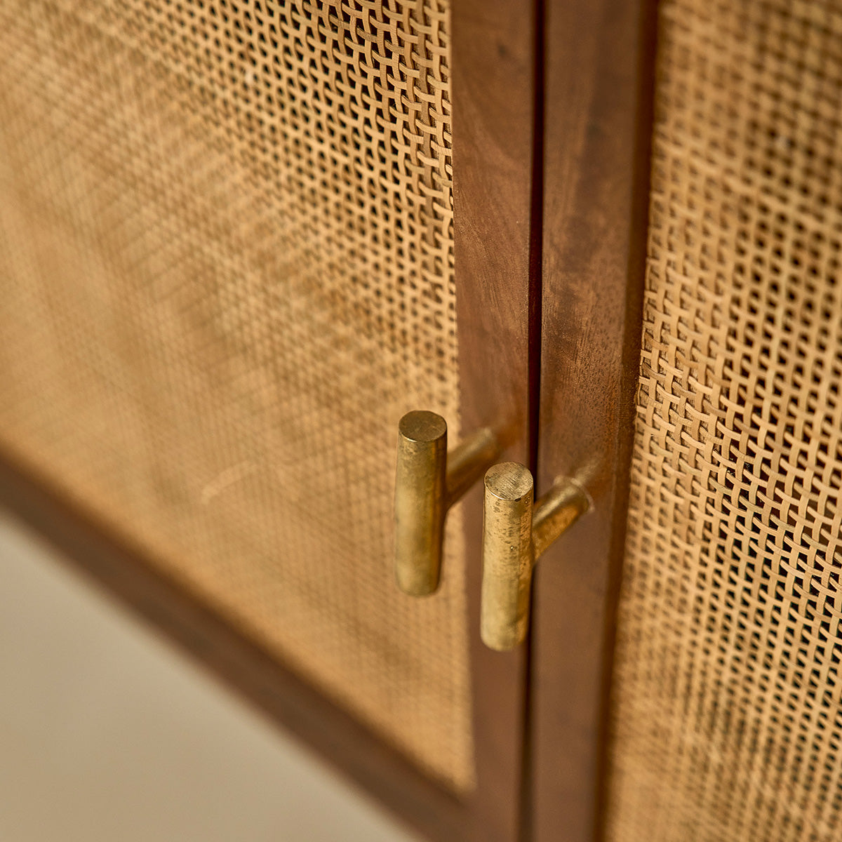 RAPHAEL - Bücherregal aus Mangoholz und Rohrgeflecht, in Walnuss-Finish 170 cm