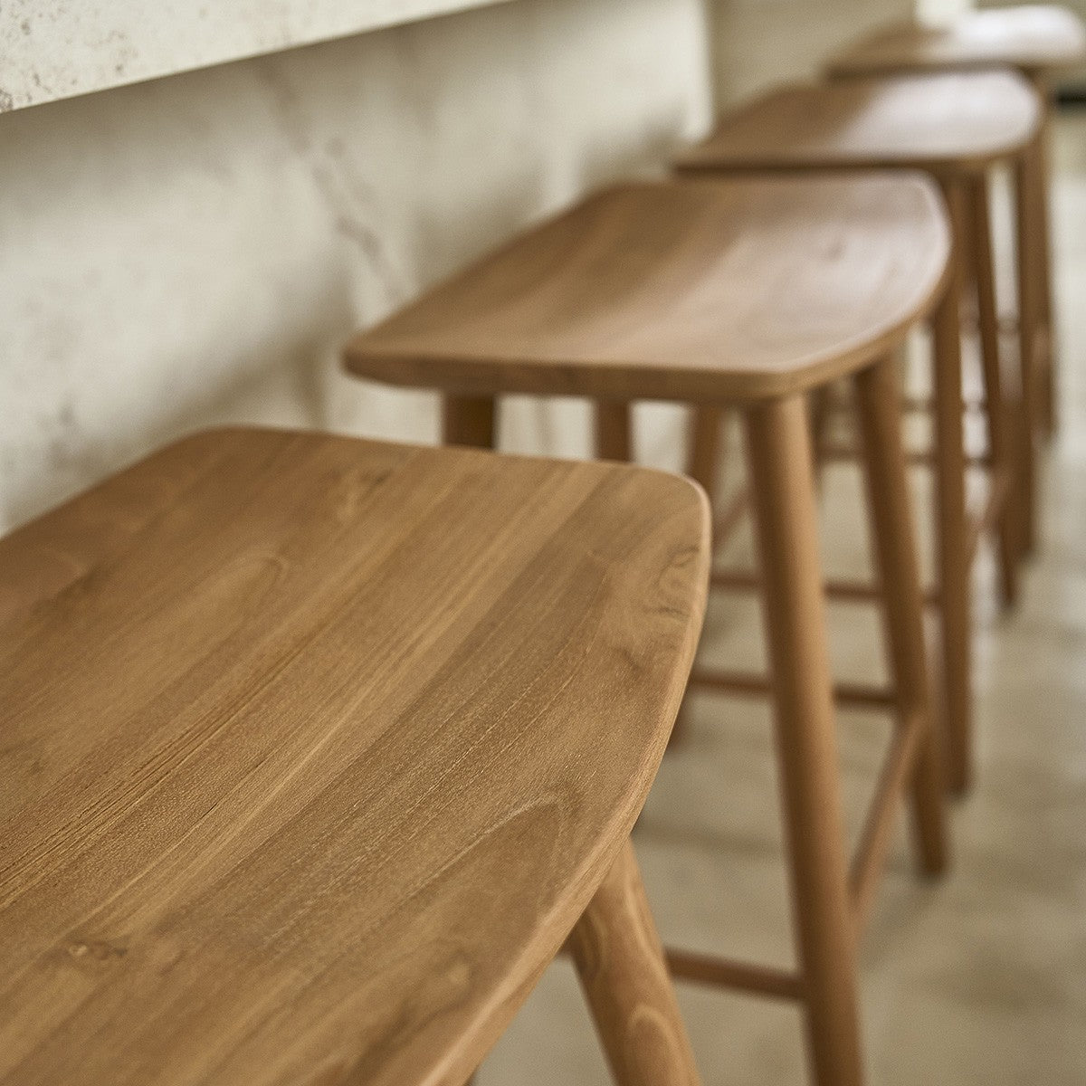 AMBRE - Set aus 2 Hockern aus massivem Teakholz 75 cm