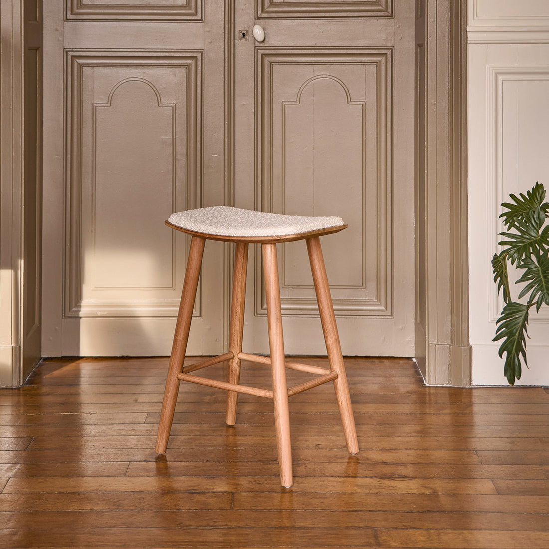 AMBRE - Barhocker aus massivem Teakholz und Bouclé-Sitz 65 cm