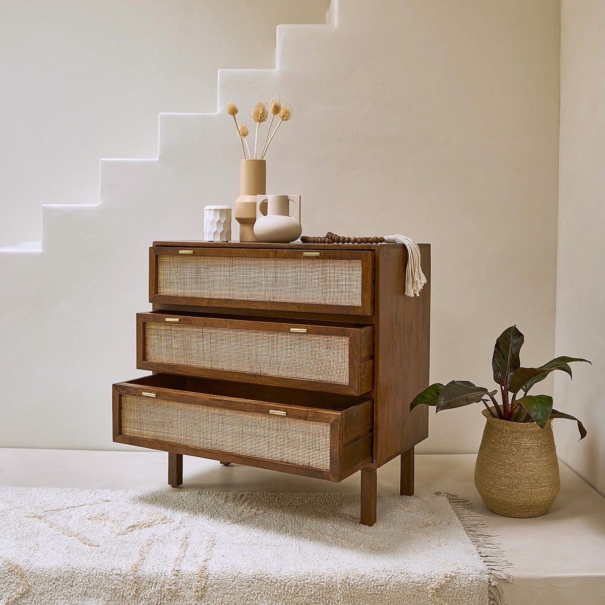 RAPHAEL - Kommode aus massivem Mangoholz und Rohrgeflecht in Walnuss-Finish 90 cm