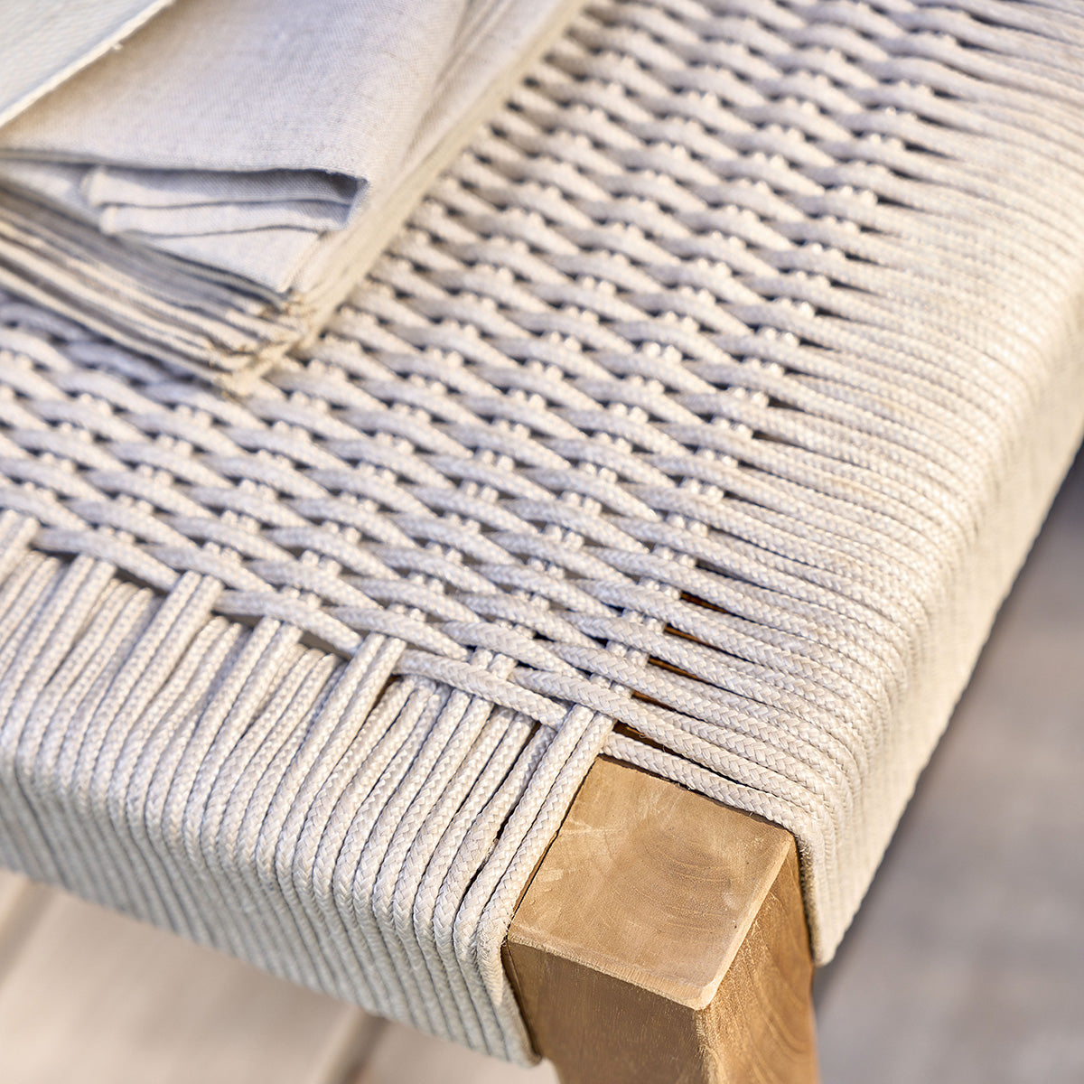 LIVIE - Gartenbank aus massivem Teakholz und beigem Tauwerk