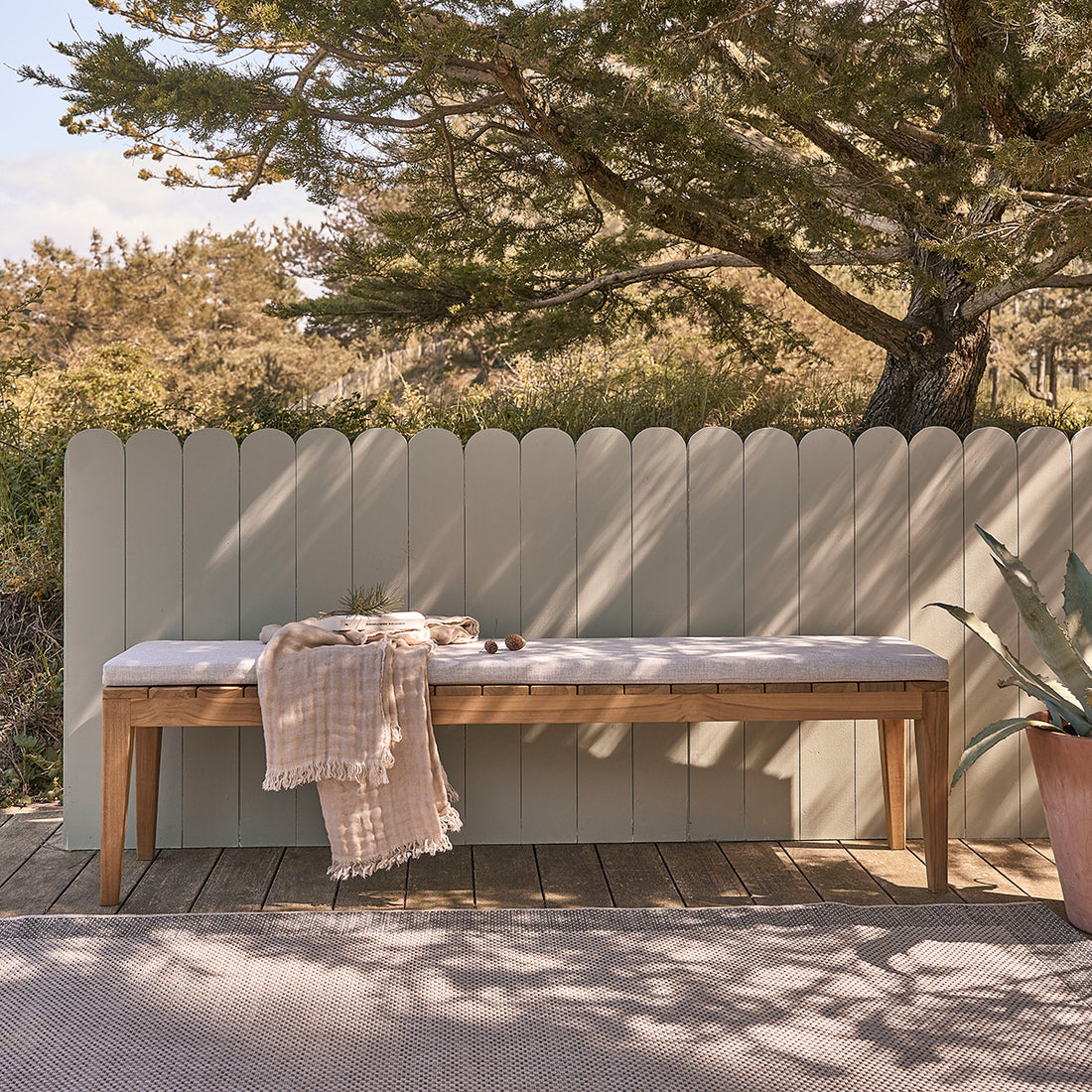 BARI - Gartenbank aus massivem Teakholz 180 cm mit Kissen