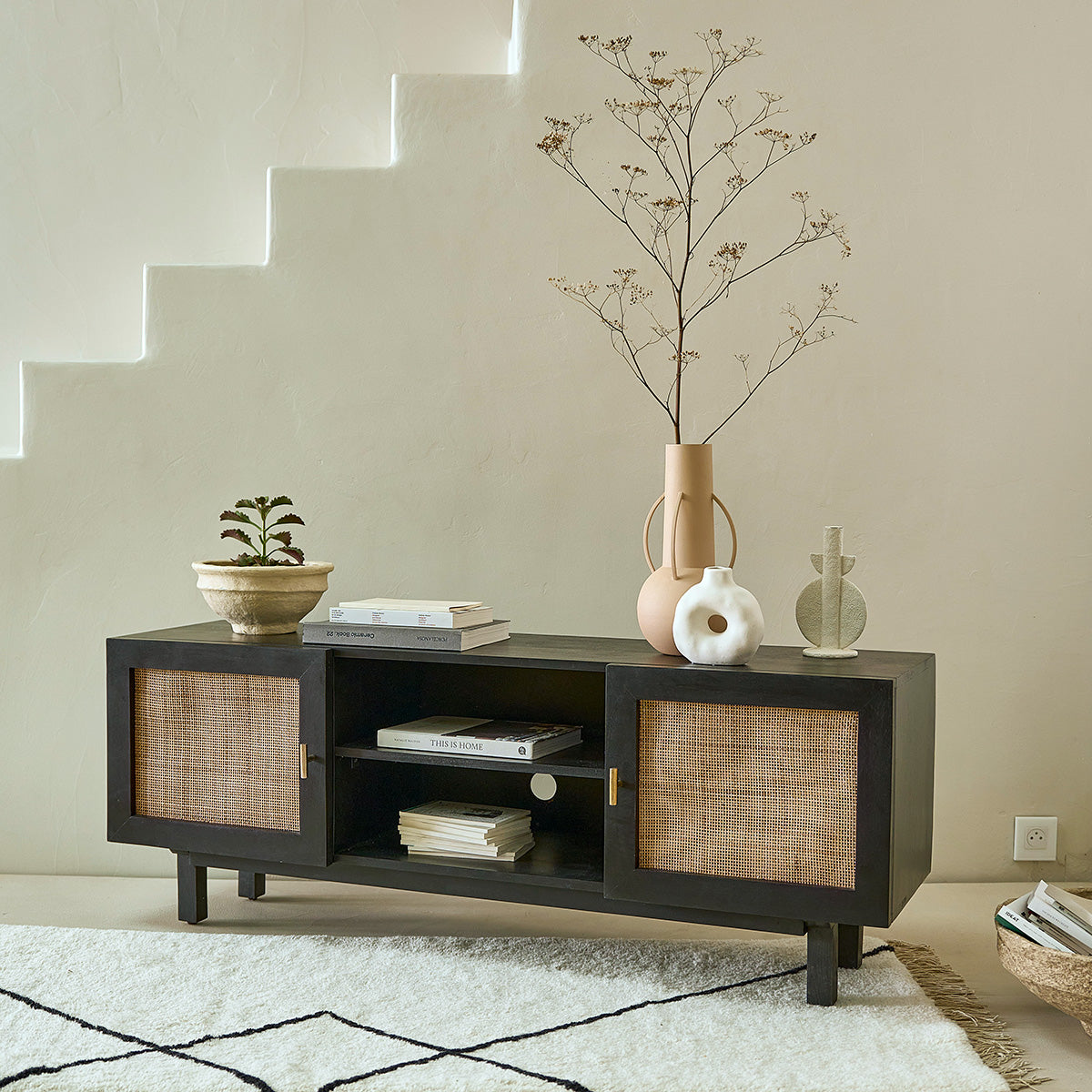 BLAISE - TV-Möbel aus massivem Mangoholz, schwarz und Rohrgeflecht 140 cm