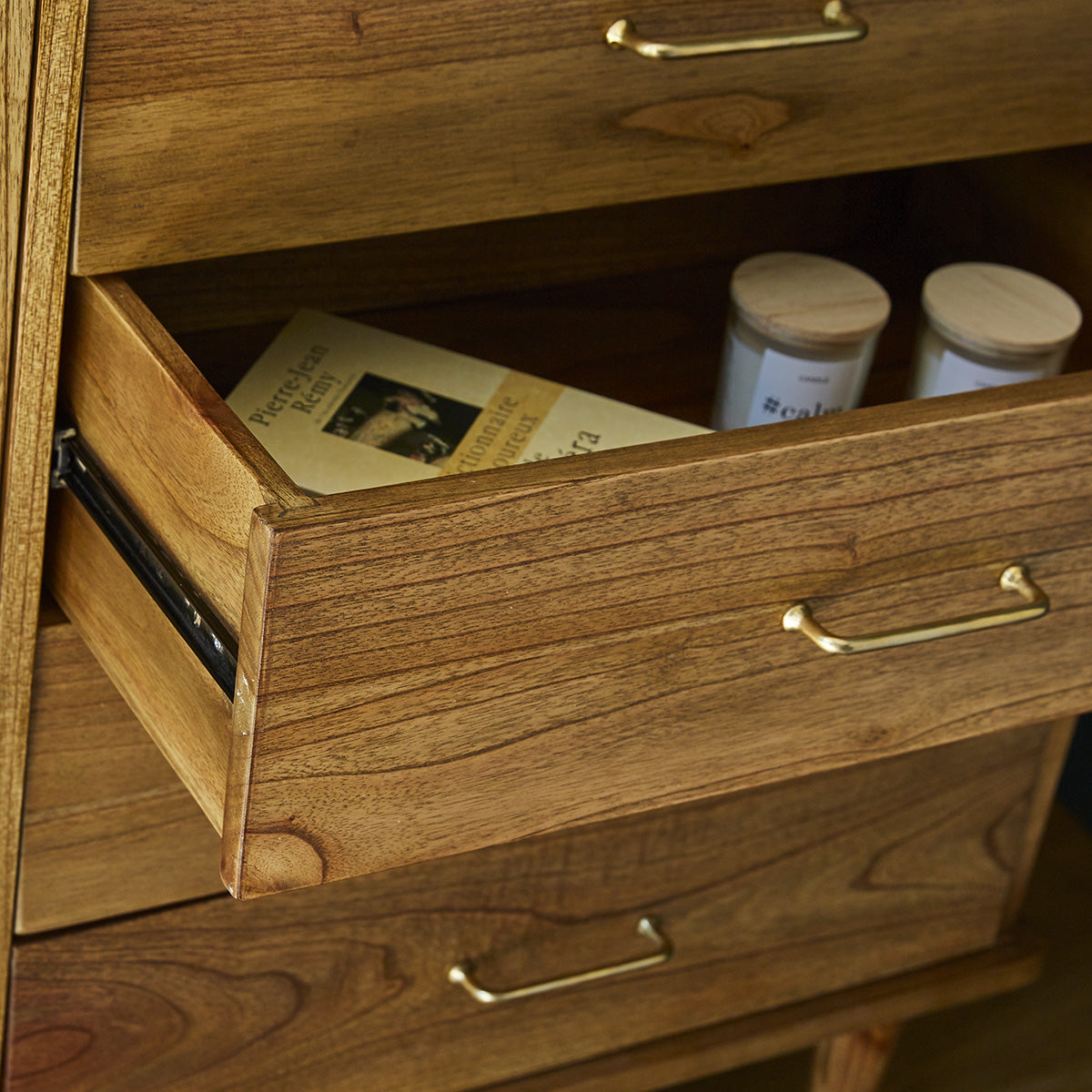 PIA - Retro-Kommode aus massivem Mindi 105 cm