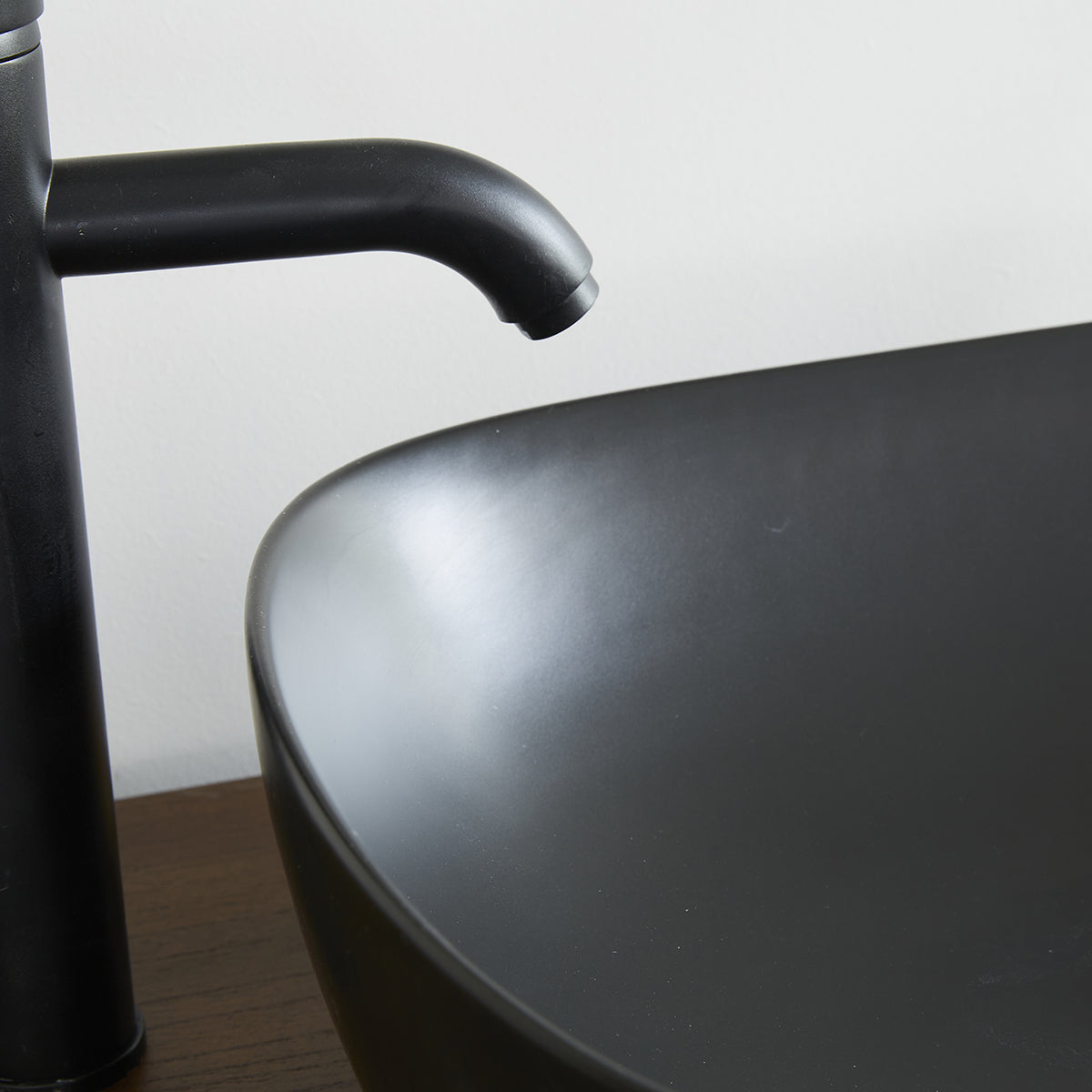 IRIS - Ovales Waschbecken aus schwarzer Keramik