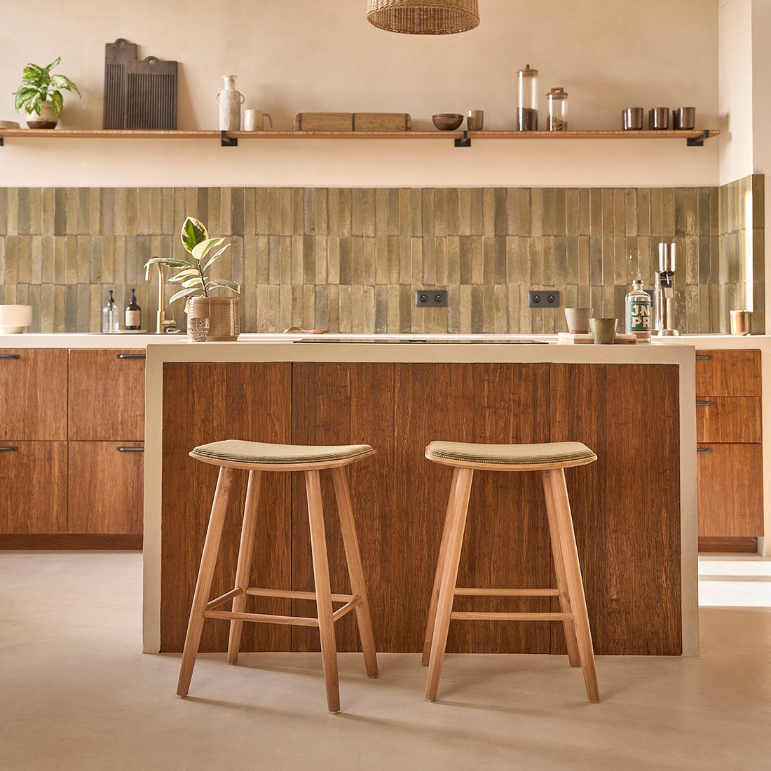 AMBRE - Set aus 2 Barhockern aus massivem Teakholz und Bouclé-Sitz 65 cm