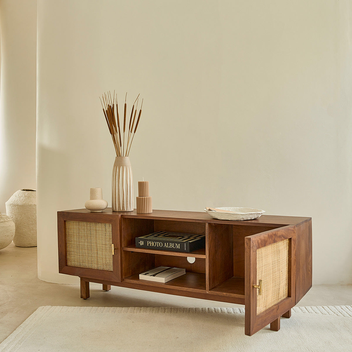 RAPHAEL - TV-Möbel aus massivem Mangoholz in Walnuss-Finish und Rohrgeflecht 140 cm