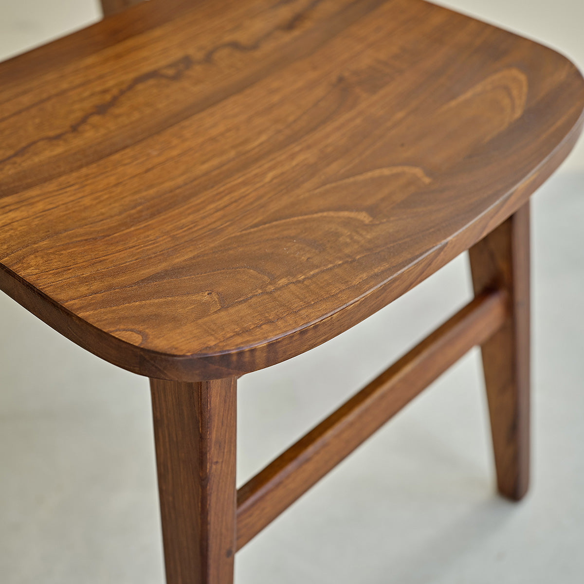 MILO - Set aus 2 Stühlen aus massivem Mindi in Walnuss-Finish